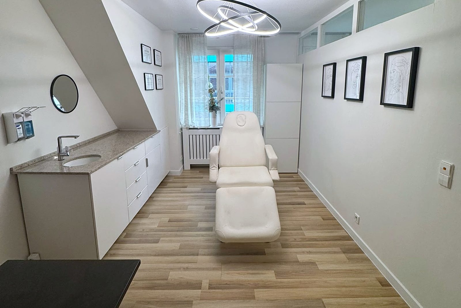 Exam room with treatment chair, sink and ceiling light